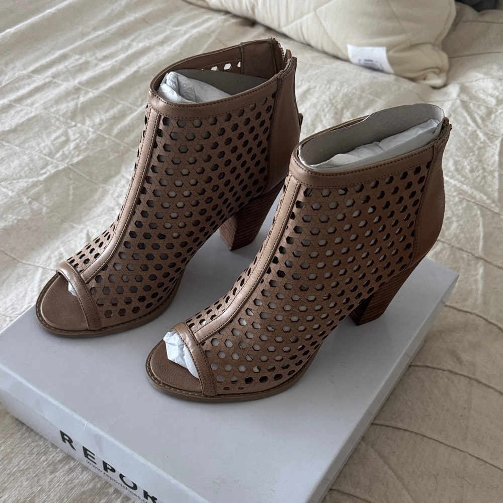 Report Women's Brown Peep-Toe Heeled Boots